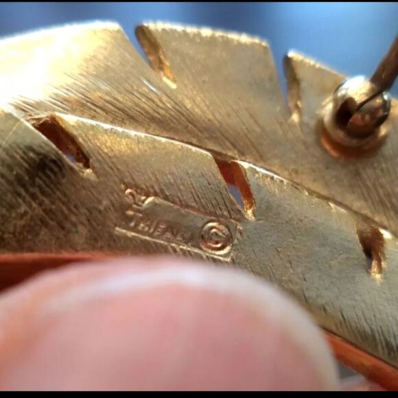 VINTAGE SIGNED CROWN TRIFARI FLORAL GOLD TONE 2" BROOCH - Picture 3 of 7